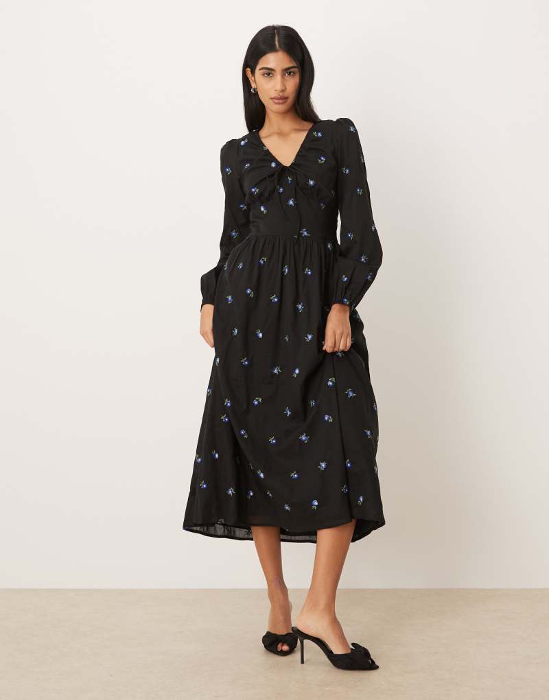 Alysia işlemeli V yakalı midi elbise, siyah çiçek desenli.