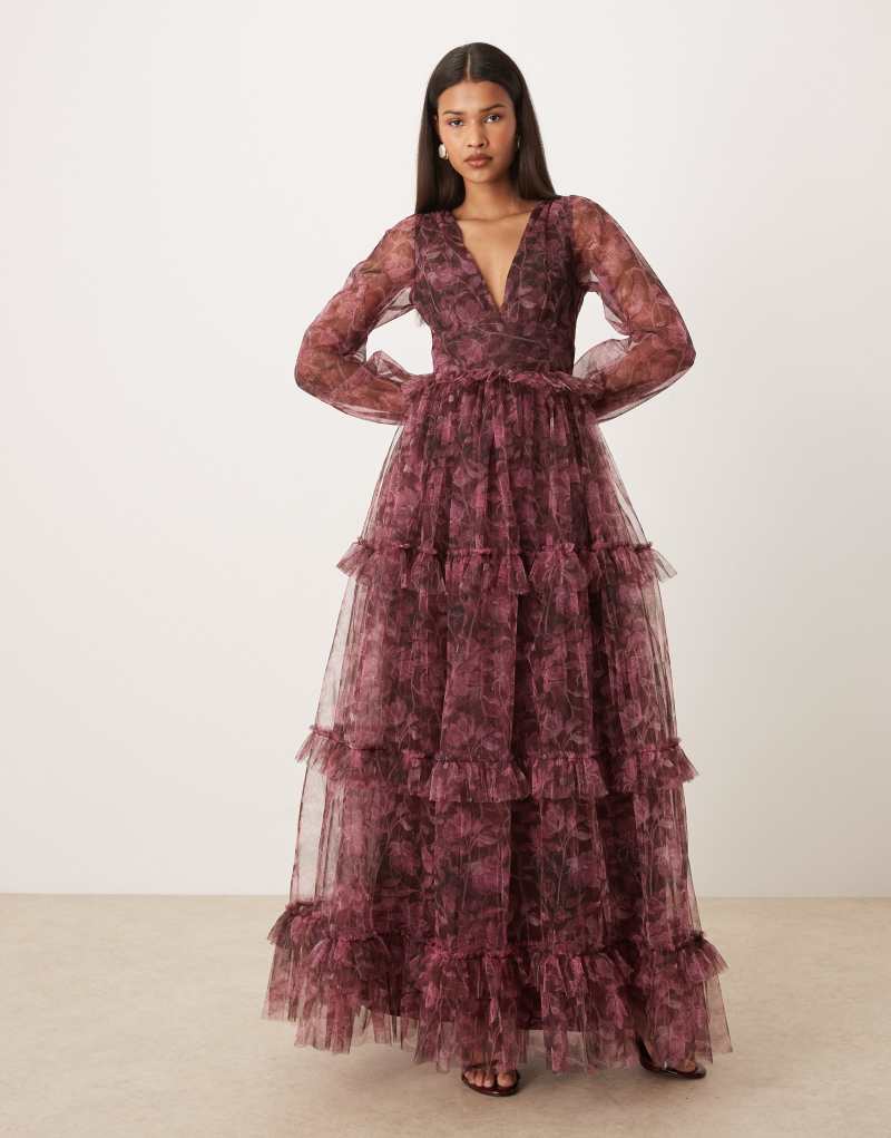 Dantel ve boncuk işlemeli tül, derin dekolteli, şeffaf kollu, kat kat uzun elbise, böğürtlen rengi çiçek desenli.