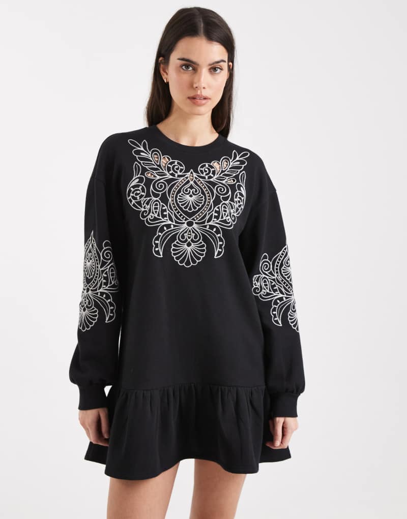 Trend  işlemeli, düşük bel kesimli sweatshirt elbise